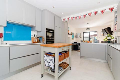 103 Rectory Road, Worthing, BN14 7PG