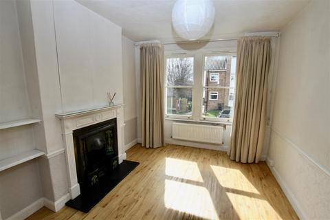 3 bedroom semi-detached house to rent - Queens Road, Leigh On Sea, Essex