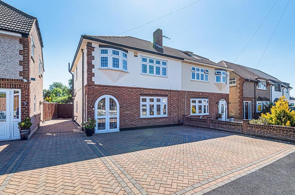 Garry Way, Romford 3 bed semidetached house £600,000