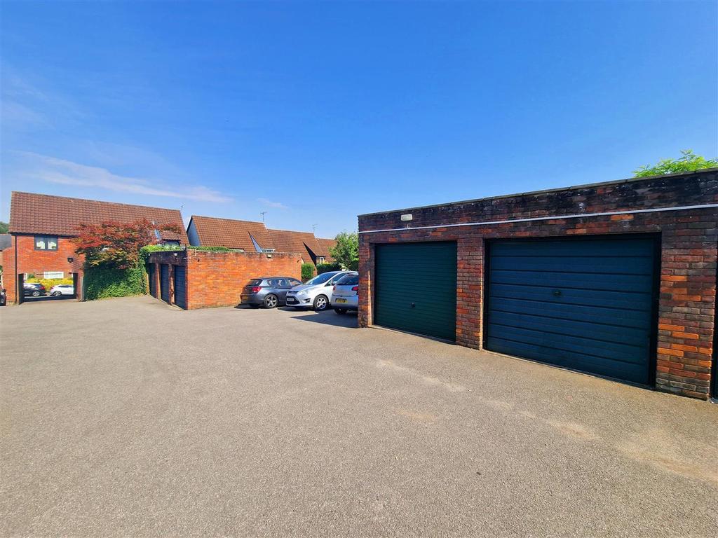 Chipperfield Road, Bovingdon, Hemel... 3 bed semidetached house £500,000