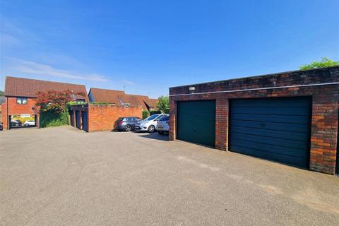 2 Chipperfield Road, Bovingdon, Hemel Hempstead, HP3 0JN