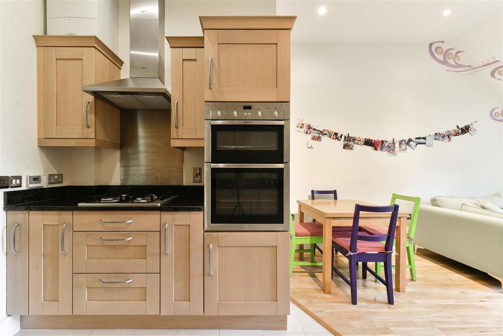 Croydon Road, Reigate 2 bed apartment to rent £1,500 pcm (£346 pw)