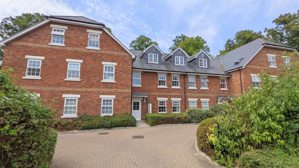 Walter Slade Court, Norris Close... 2 bed apartment £1,350 pcm (£312 pw)