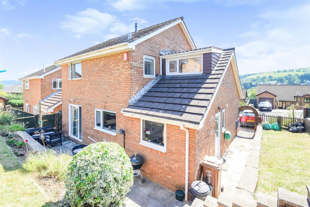 Cae Caradog, Caerphilly 4 bed detached house £390,000
