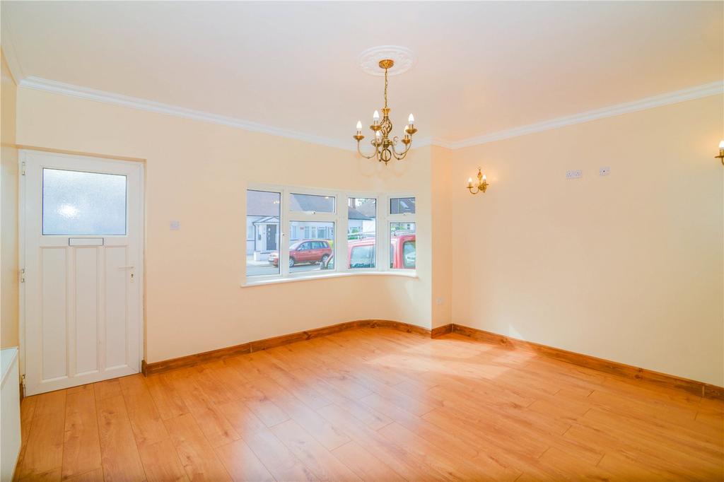 Gladstone Avenue, Twickenham, TW2 2 bed detached house £2,000 pcm (£