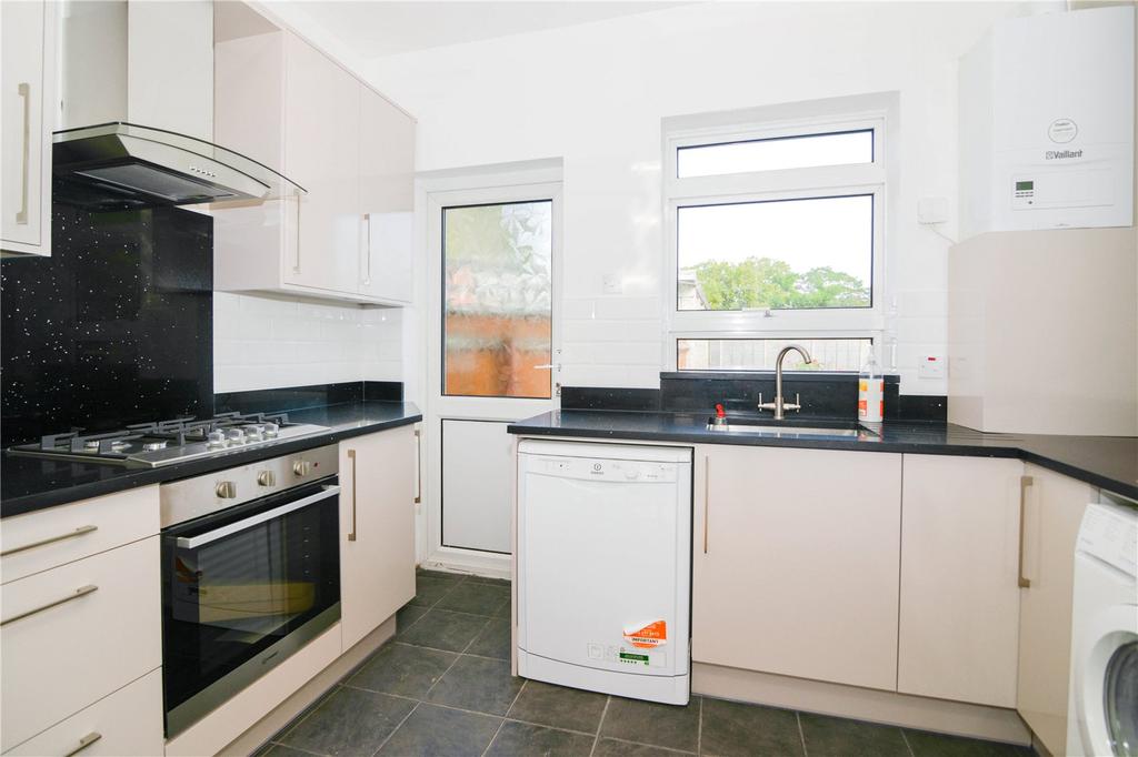 Gladstone Avenue, Twickenham, TW2 2 bed detached house £2,000 pcm (£