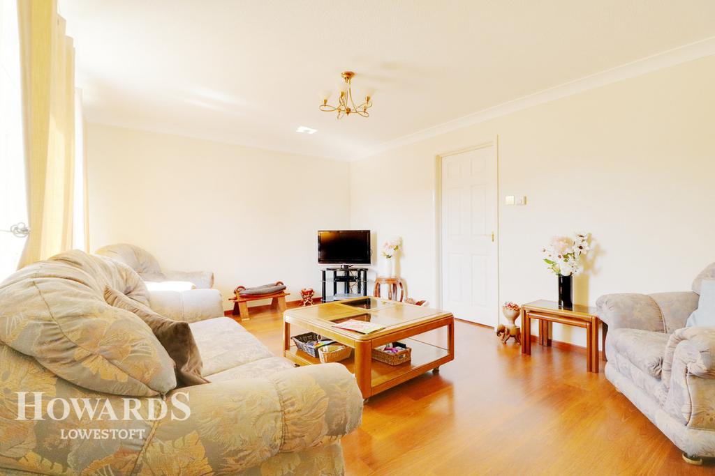 Chiltern Crescent, Lowestoft 3 bed detached house for sale £290,000