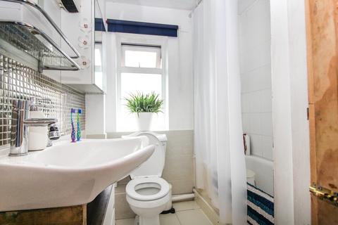 79h Raydons Road, Dagenham, RM9 5JL