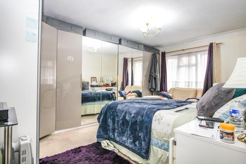 79h Raydons Road, Dagenham, RM9 5JL