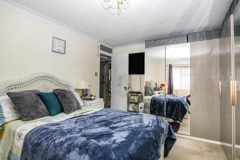 79h Raydons Road, Dagenham, RM9 5JL