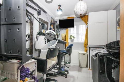 79h Raydons Road, Dagenham, RM9 5JL