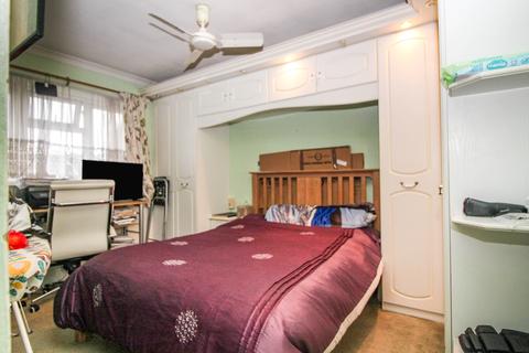 79h Raydons Road, Dagenham, RM9 5JL