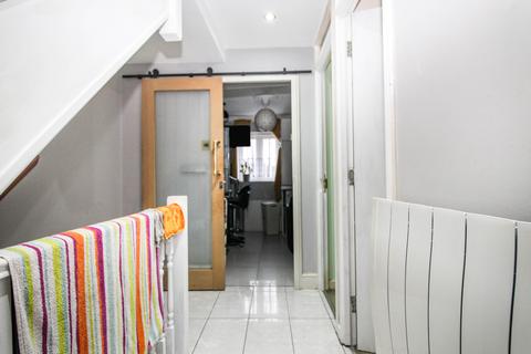 79h Raydons Road, Dagenham, RM9 5JL
