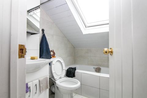 79h Raydons Road, Dagenham, RM9 5JL