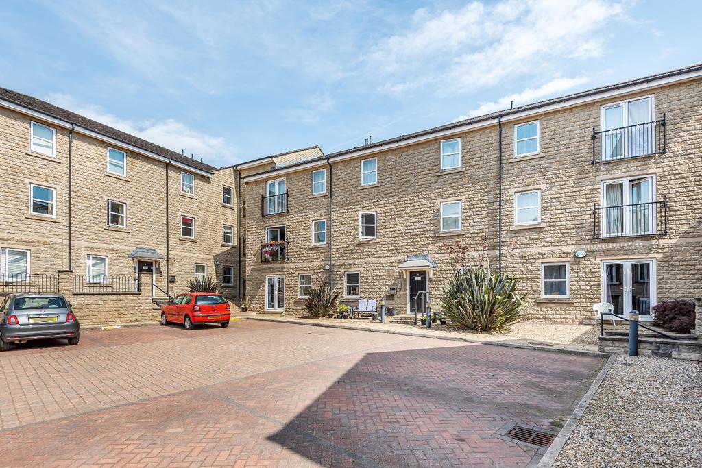 Sycamore Avenue, Bingley, West Yorkshire, BD16 2 bed apartment £130,000
