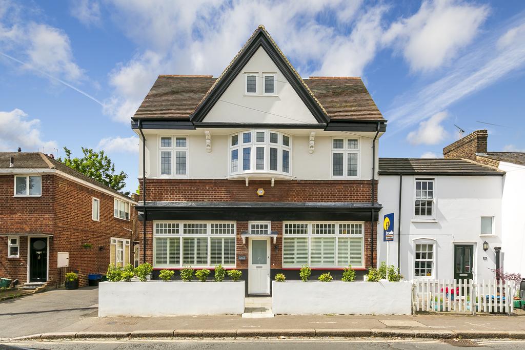 Second Cross Road, Twickenham, UK, TW2 3 bed apartment £2,250 pcm (£