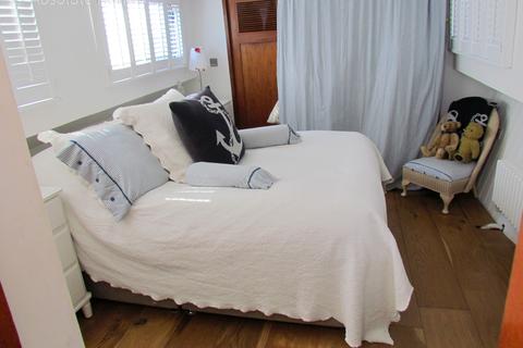 1 bedroom houseboat for sale, Platts Eyot, Hampton TW12