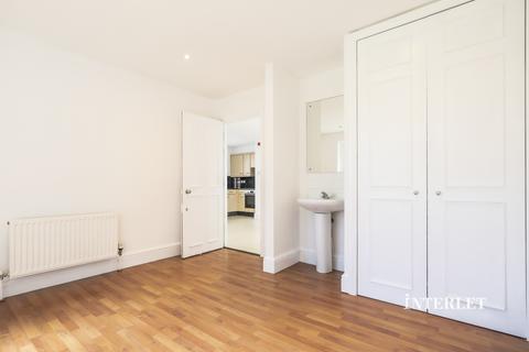 3 bedroom flat to rent, Loftus Road, Shepherds Bush, London, W12