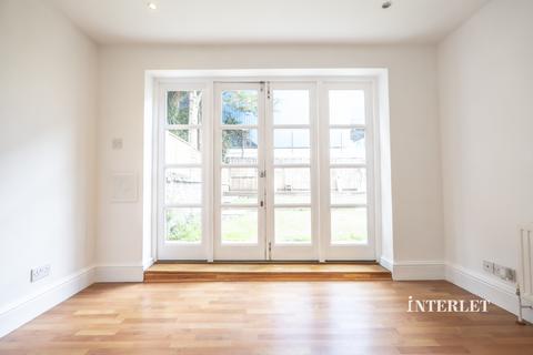 3 bedroom flat to rent, Loftus Road, Shepherds Bush, London, W12