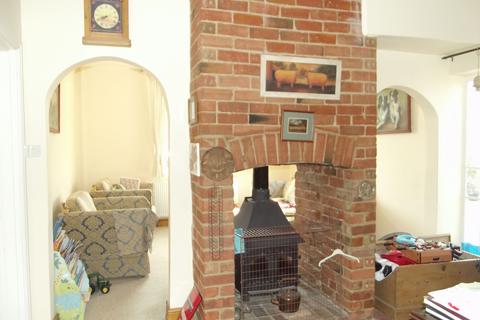 3 bedroom semi-detached house to rent, Broadway Road, Childswickham WR12