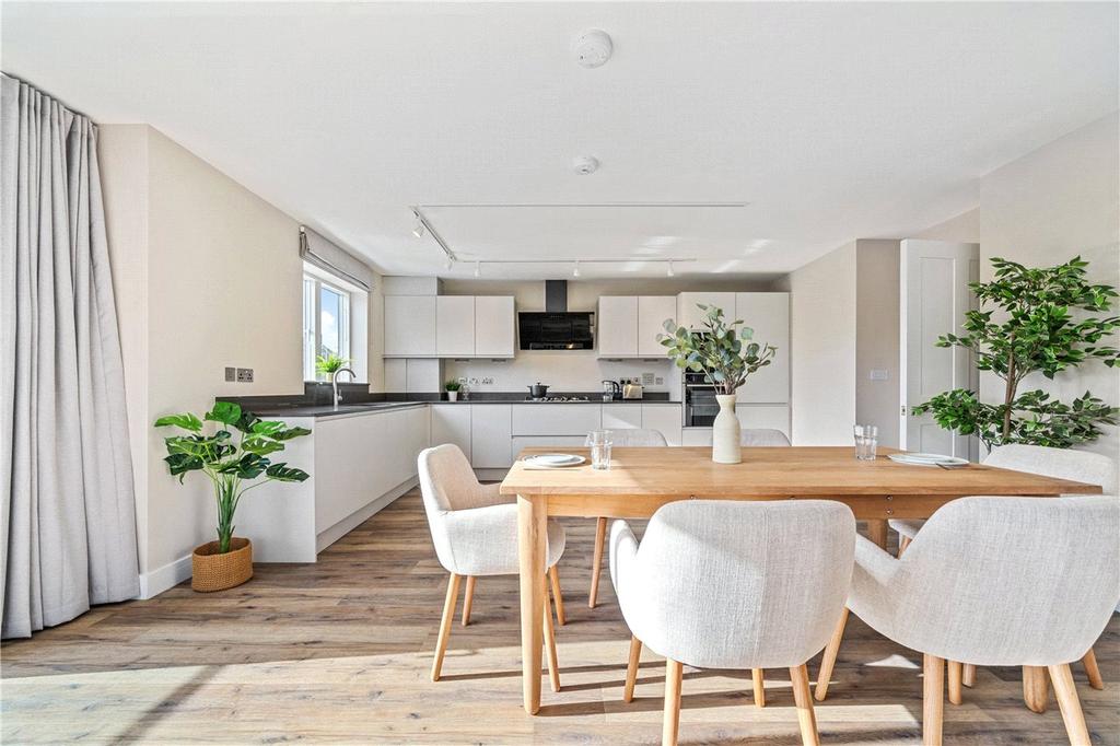 Park Lane Court, Knebworth, Herts 2 bed flat £405,000