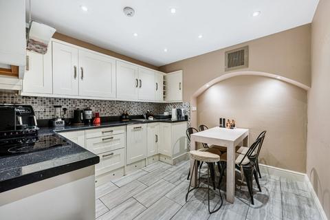 2 bedroom flat to rent, Oaklands Grove, London