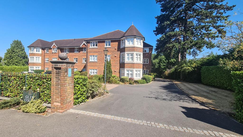 St. Johns Hill Road, Woking, GU21 2 bed apartment £1,400 pcm (£323 pw)