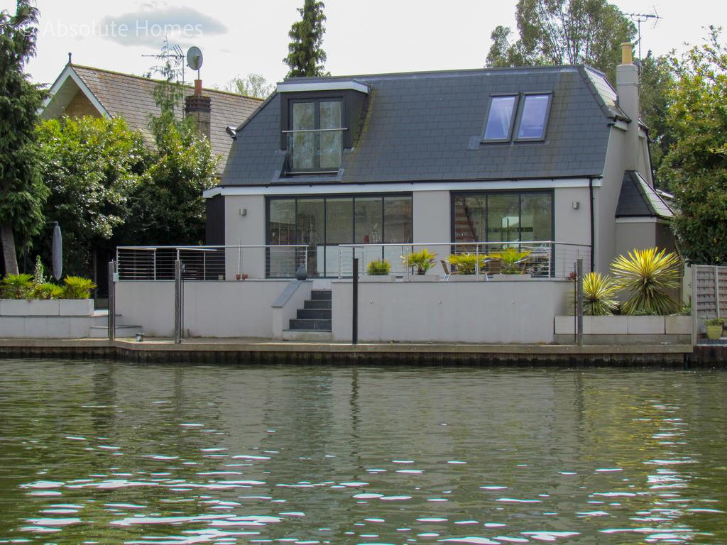 Riverside, StainesuponThames TW18 3 bed detached house for sale £