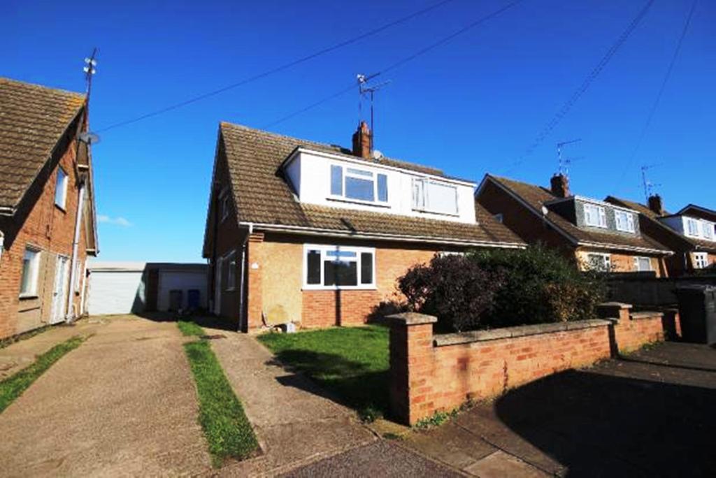 Sherwood Drive, Barton Seagrave NN15 3 bed semidetached house to rent