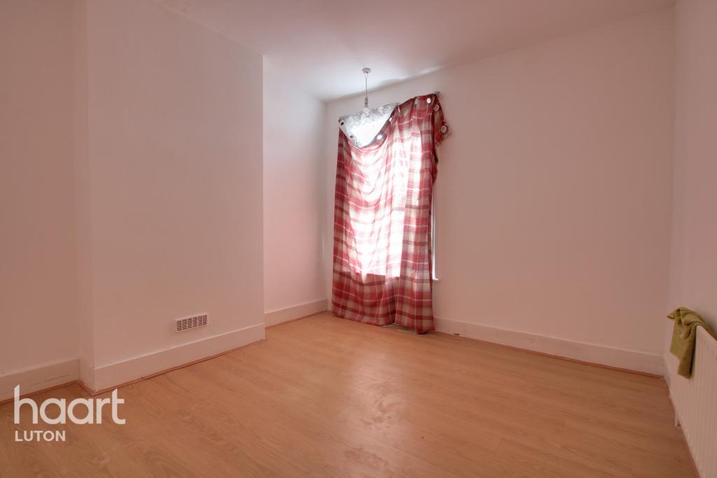 Ash Road, Luton 2 bed terraced house £190,000