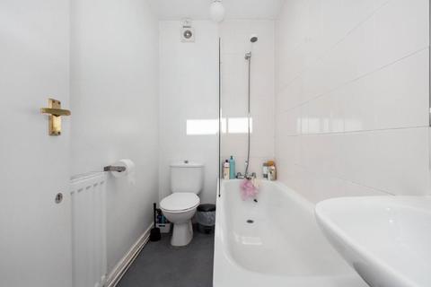 20 Holly Tree Close, London, SW19 6EA