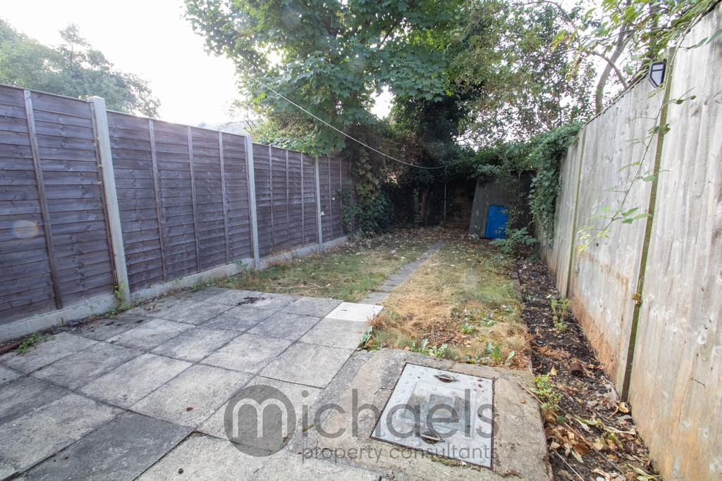 Pownall Crescent, Colchester, CO2 7RG 3 bed end of terrace house £