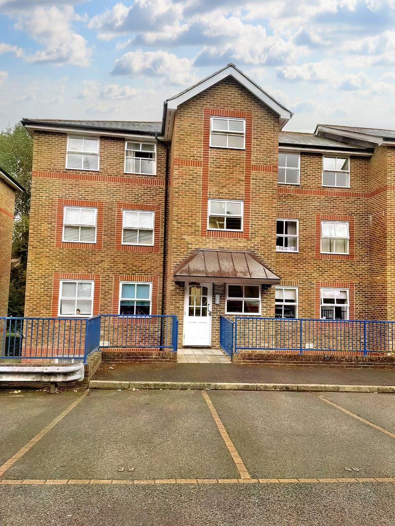 River Bank Close, Maidstone ME15 2 bed flat to rent £950 pcm (£219 pw)