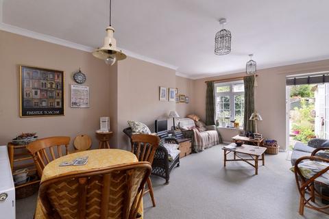 5 Charts Close, Cranleigh, GU6 8BH