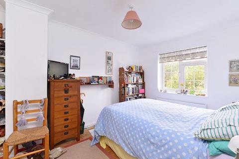 5 Charts Close, Cranleigh, GU6 8BH
