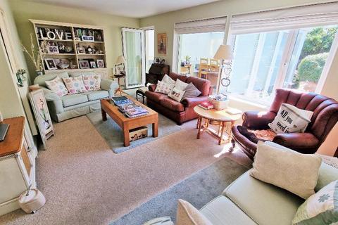 2 bedroom detached bungalow for sale - Howgate Road, Bembridge, Isle of Wight, PO35 5TW