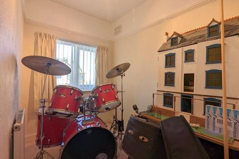 61 The Drive, Feltham, TW14 0AQ