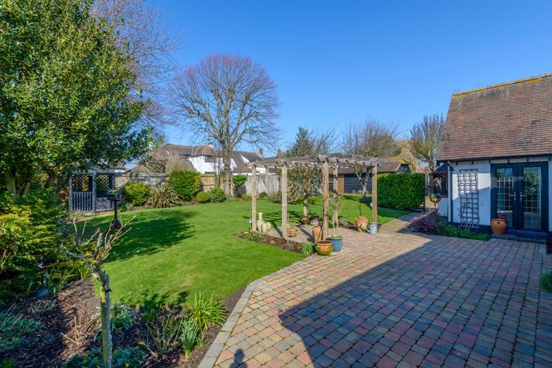 Daines Close, Thorpe Bay, SouthendOnSea, Essex, SS1 4 bed bungalow £775,000