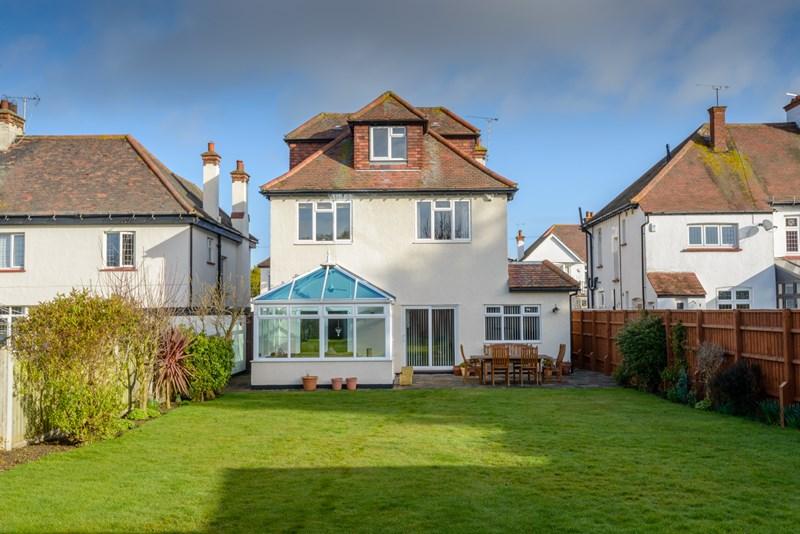 Fermoy Road, Thorpe Bay, SouthendOnSea, Essex, SS1 6 bed detached