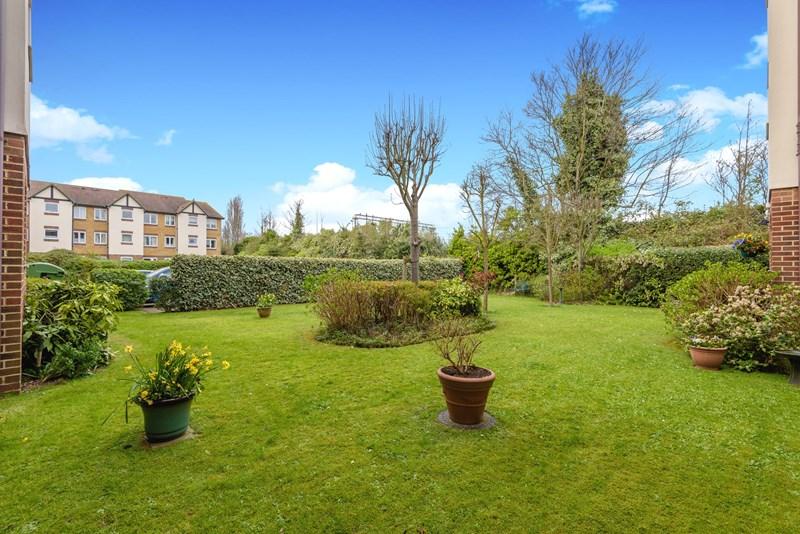 Burges Court, Station Road, Thorpe Bay, SS1 2 bed apartment £230,000