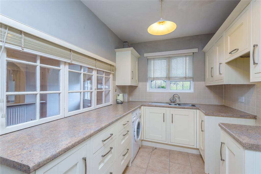 Shoebury Road, Thorpe Bay, Essex, SS1 3 bed semidetached house £400,000