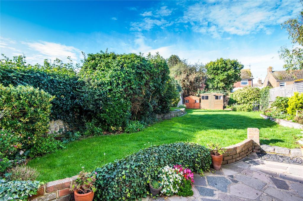 Shoebury Road, Great Wakering, SouthendonSea, SS3 4 bed semidetached house £395,000