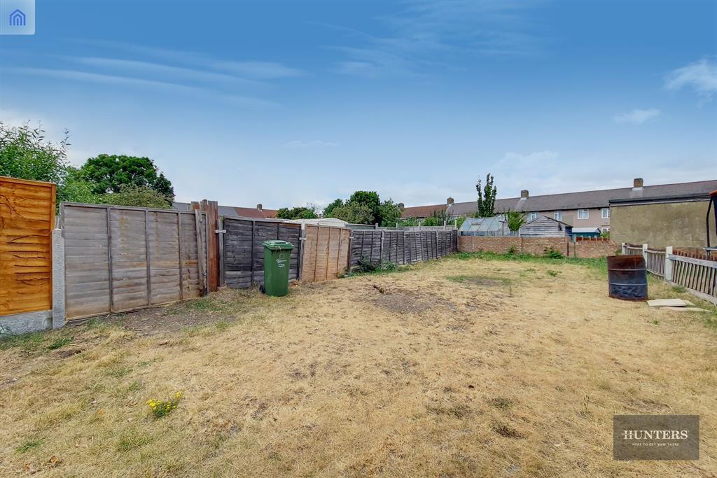 Campden Crescent, Dagenham, RM8 3 bed terraced house £400,000