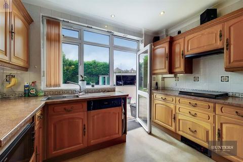 3 bedroom end of terrace house for sale - Blackbush Avenue, Chadwell Heath, RM6