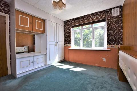 28 Grantham Gardens, Chadwell Heath, Romford, RM6 6HJ