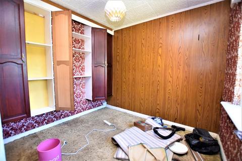 28 Grantham Gardens, Chadwell Heath, Romford, RM6 6HJ