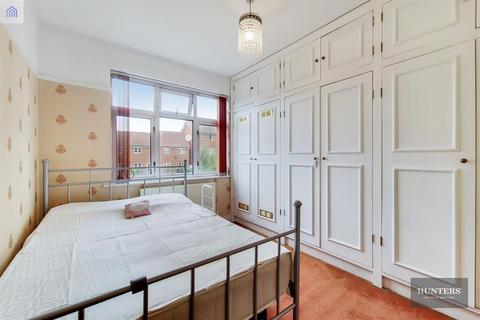 97 Roxy Avenue, Romford, RM6 4AZ