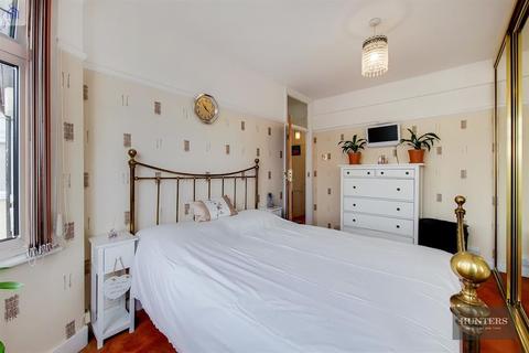 97 Roxy Avenue, Romford, RM6 4AZ