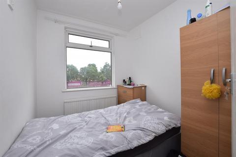 17 Warren Terrace, Romford, RM6 5SB