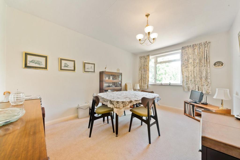Stoneleigh Park Road, Stoneleigh 2 bed £350,000